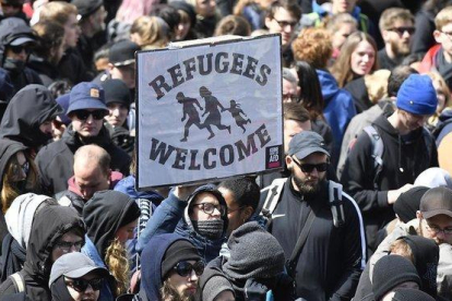 Manifestantes sostienen una pancarta de bienvenida a los refugiados, en una marcha en Colonia.-MARTIN MEISSNER (AP)