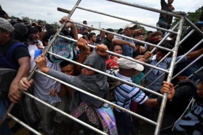 Migrantes intentando entrar en Estados Unidos.-EFE