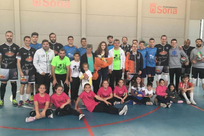 Los equipos del Sporting y del Río Duero juvenil con la viuda de José Luis Blasco, Visi Fernández.-HDS