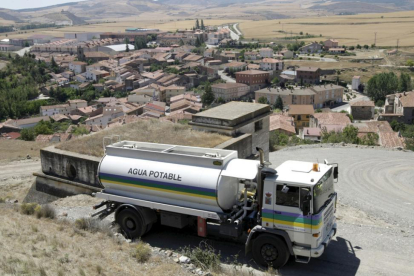 Una de las cisternas de la Diputación abasteciendo el depósito de San Pedro Manrique.-HDS