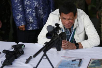 El presidente Rodrigo Duterte prueba un fusil chino.-AP / BULLIT MARQUEZ