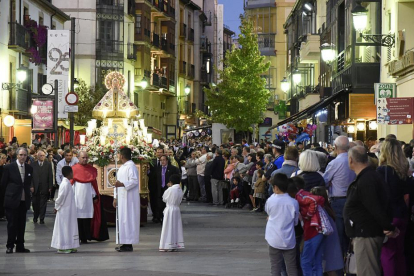 Una multitud contempla la procesión en Marqués de Vadillo.-VALENTÍN GUISANDE