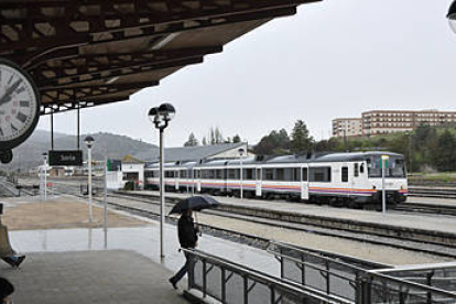 La llegada del tren a Soria ayer por la tarde, con más de una hora de retraso. / VALENTÍN GUISANDE-