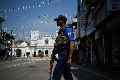 Vigilancia de un templo en Colombo.-AFP / JEWEL SAMAD