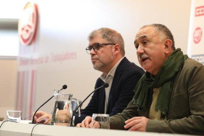 Los secretarios generales de CCOO, Unai Sordo, y de UGT, Pepe Álvarez, en la rueda de prensa de este martes.-EUROPA PRESS / MARTA FERNANDEZ JARA