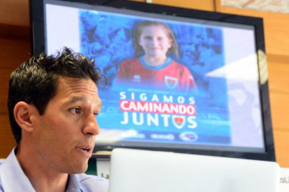 Javier del Pino en la presentación de la campaña de abonos para la temporada 2017-2018 con la imagen del vídeo promocional al fondo.-Álvaro Martínez