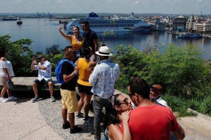 Unos turistas en La Habana.-EL PERIÓDICO