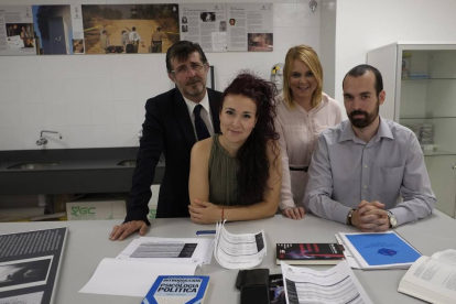 Miembros de la primera unidad para el análisis de la conducta criminal en España, en el laboratorio de criminalística de la USAL.-Enrique Carrascal