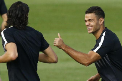 Hatem Ben Arfa habla con el uruguayo Cavani en un entrenamiento del PSG.-REUTERS / BENOIT TESSIER