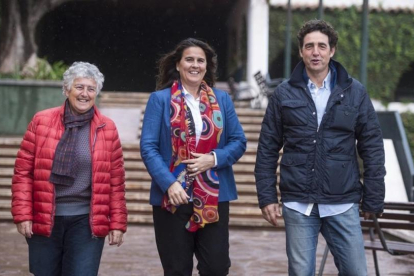 Conchita Martínez, entre la exjugadora Carmen Perea y el vicepresidente de la Federación, Tomàs Carbonell.-JORDI COTRINA