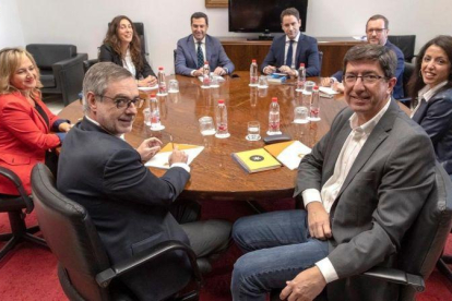 Los equipos negociadores de PP y Cs en Andalucía, este lunes por la tarde, en Sevilla.-EFE / JULIO MUÑOZ