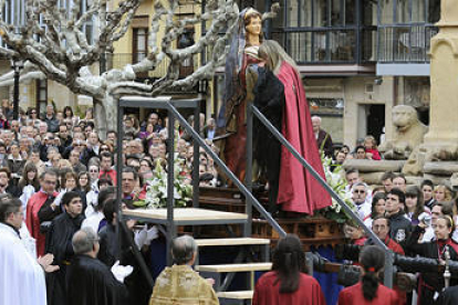 Los cofrades portan la imagen de Jesús Resucitado a su llegada a la Plaza Mayor. / VALENTÍN GUISANDE-