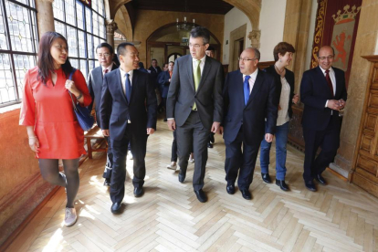 El presidente de la Diputación de León, Juan Martínez Majo, recibe a la delegación china de la Prefectura de Leshan para trabajar en el hermanamiento entre las dos provincias.-ICAL