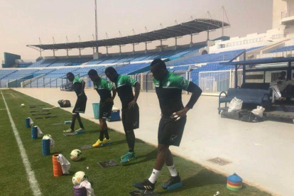 Maxime Loic Feudjou (derecha) durante un entrenamiento en el estadio de Al Hilal, en Omburmán (Sudán).-RODRIGO ANDRADE (EFE)