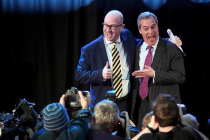 Nuttall y Farage, tras la elección del primero como líder del UKIP.-REUTERS / TOBY MELVILLE
