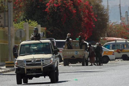 Soldados yemenís toman posiciones en torno a la residencia del presidente.-Foto: AFP / MOHAMMED HUWAIS
