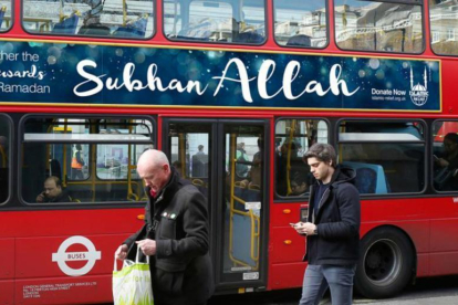 Una imagen de los carteles que circularán por Reino Unido en más de 640 autobuses a partir del 23 de mayo.-