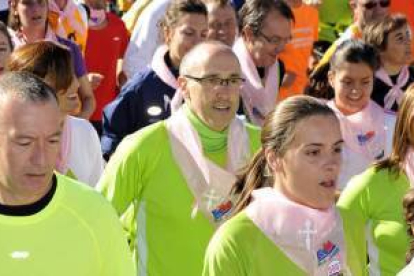 Más de 3.000 personas participaron ayer en el ‘Camino del agua contra el cáncer’, que tiñó de rosa el tramo del Duero que atraviesa la ciudad en una iniciativa organizada por la Asociación Española Contra el Cáncer (AECC) para sensibilizar a la sociedad sobre esta enfermedad.
