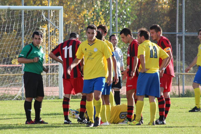 Varios jugadores del San Esteban, de amarillo, durante un partido.-