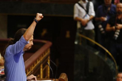 Pablo Iglesias levanta el puño, en la tribuna del Congreso.-JOSÉ LUIS ROCA