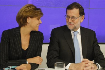 La secretaria general del PP, María Dolores de Cospedal, y Mariano Rajoy, ayer, en la junta directiva.-AGUSTÍN CATALÁN