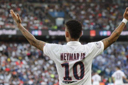 Neymar celebra su gol al Estrasburgo en el tiempo añadido.-AP / FRANCOIS MORI
