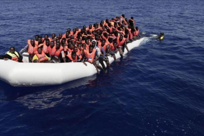 Embarcación con más de 300 inmigrantes rescatados en su camino hacia Malta, el 18 de agosto.-EFE / YARA NARDI