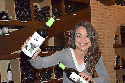 Ana Carazo, con los vinos que representan el proyecto enológico que ha puesto en marcha en el pueblo de sus antepasados-Argicomunicación