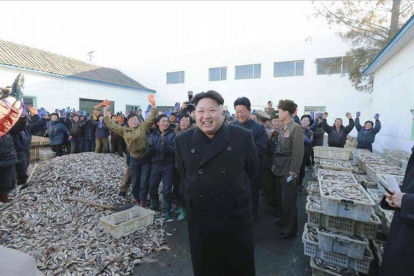 El líder de Corea del Norte, Kim Jong Un visita un centro de pesca del Ejército Popular de Corea.-Foto: REUTERS / KCNA
