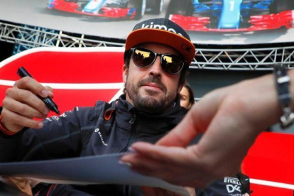 Fernando Alonso firmó decenas de autógrafos hoy en Sochi.-EFE / YURI KOCHETKOV