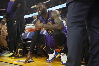 LeBron James, de los Lakers, se muestra dolorido en el banquillo del equipo de Los Ángeles-TONY AVELAR