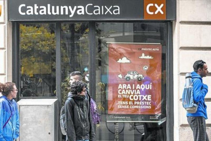 Ofertas de crédito al consumo en una oficina de CatalunyaCaixa de Barcelona.-JOAN PUIG