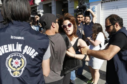 Una de las detenidas por participar en la Marcha del Orgullo Gay en Estambul.-ERDEM SAHIN / EFE