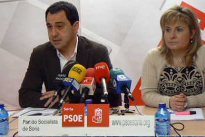 Los procuradores socialistas Javier Muñoz y Esther Pérez ayer en la sede del PSOE durante la rueda informativa. / PEDRO CALAVIA-