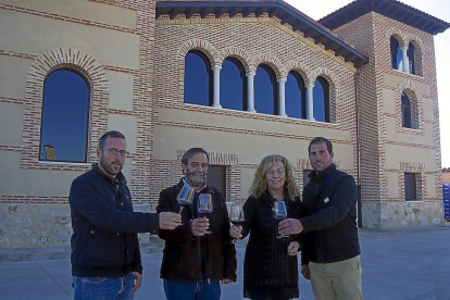 Guillermo (i) y Luis Ángel Díez Rodríguez brindan con sus padres Luis Antonio Díez y Carmen Rodríguez en el exterior de la bodega Carodorum (Toro).-MARIAM DENEIVA