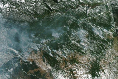 Fotografía  de la NASA  que muestra desde el espacio los incendios forestales en la Amazonía brasileña.-OBSERVATORIO TERRESTRE DE LA NAS