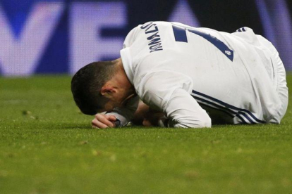 Ronaldo, en el suelo, se lamenta en el choque de Copa ante el Celta.-REUTERS / JUAN MEDINA