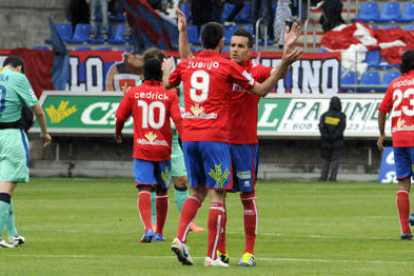 Julio Alvarez celebra con Juanjo el tercer gol numantino. / ÁLVARO MARTÍNEZ-