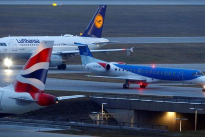 Avión de Flybmi entre uno de British Airwyas y otro de Lufthansa en el aeropuerto de Múnich.-EL PERIÓDICO
