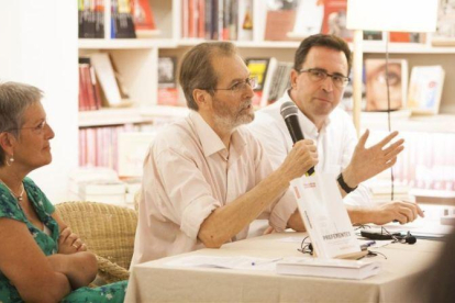 Andreu Missé, entre Milagros P.Oliva y Antoni Garrido, en al librería +Bernat, el lunes.-ANDREA BOSCH