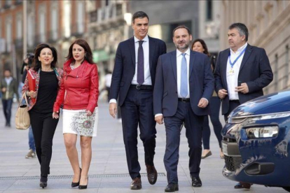 Sánchez llega al Congreso junto a sus principales colaboradores, este viernes.-JOSÉ LUIS ROCA
