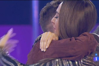 Mónica Naranjo abraza a Raoul en OT.-RTVE