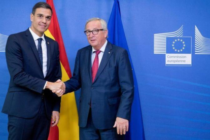 Pedro Sánchez saluda al presidente de la Comisión Europea, Jean Claude Juncker, este miércoles en Bruselas.-EL PERIÓDICO