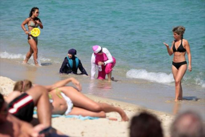 Mujeres con 'burkini' en una playa del sur de Francia, el lunes.-EFE