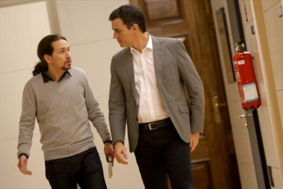 Pablo Iglesias y Pedro Sánchez, el pasado 5 de febrero, en el Congreso de los Diputados.-JOSÉ LUIS ROCA