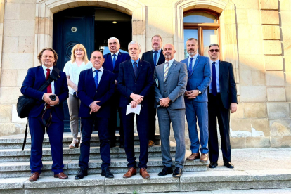 Foto de familia de la delegación checa con el presidente de la Diputación en el Palacio Provincial.-HDS