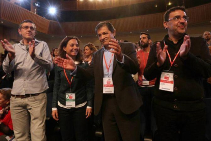 Javier Fernández y otros dirigentes del PSOE en el foro de presentación de la ponencia política.-JUAN MANUEL PRATS