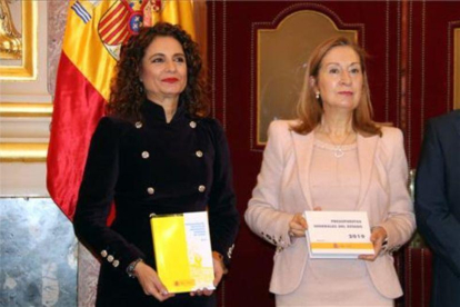 María Jesús Montero y Ana Pastor con los presupuestos de 2019.-TÀNIA TÀPIA (ACN)