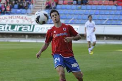 El Numancia empató a dos ante el Guadalajara en un mal encuentro de fútbol en el que el conjunto de Pablo Machín no pudo aprovechar el haberse adelantado hasta en dos ocasiones en el marcador merced a sus concesiones defensivas. Fue una tarde de bostezos en la que sobresalió un golazo de Del Pino desde fuera del área mediada la segunda parte.