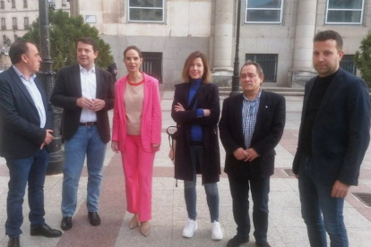 Serrano, Fernández Mañueco, Izquierdo, Madurga, De Gregorio y Jiménez el pasado miércoles en la presentación de la candidata. HDS